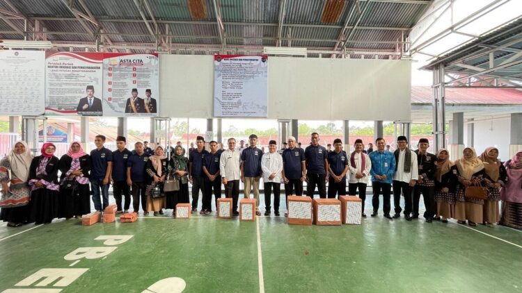 BANSOS— Wakil Wali Kota Solok H.Suryadi Nurdal, menyerahkan bantuan secara simbolis kepada Warga Binaan Pemasyarakatan (WBP) di Lembaga Pemasyarakatan (Lapas) Kota Solok, Laing, Kamis (14/8).