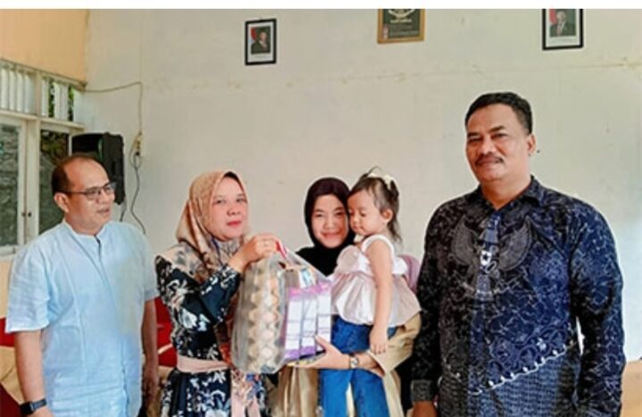 Puskesmas Sungai Durian Serahkan Bantuan Penanganan Stunting 1 SERAHKAN BANTUAN—Tim Puskesmas Sungai Durian serahkan bantuan penanganan stunting.