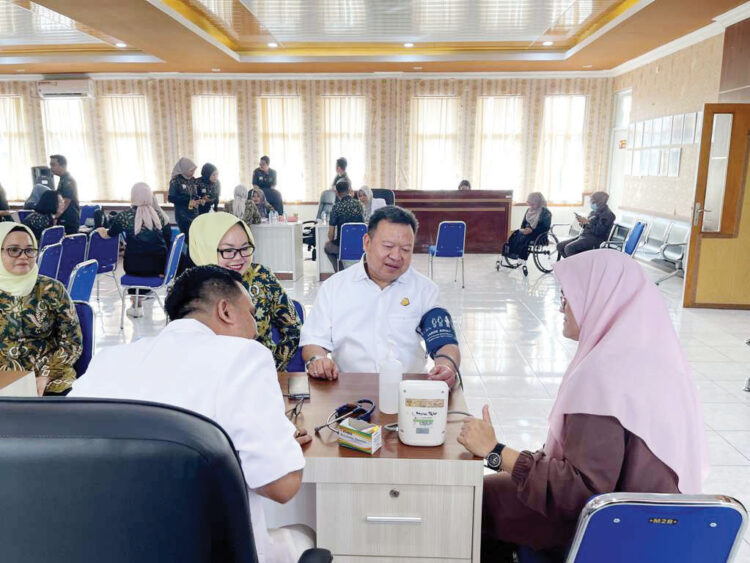 Sambut Hari Lahir ke-80 Kejaksaan RI, Kejari Agam Gelar Aksi Donor Darah 1 DONOR DARAH—
Kejari Agam menggelar aksi donor darah dalam memperingati Hari Lahir
ke-80 Kejaksaan RI yang jatuh pada 2 September 2025, di Aula Kejari Agam,
Kamis (28/8).