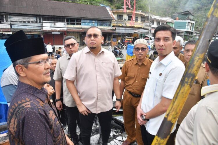 Soal Pasar yang Terbakar, Andre Rosiade Siap Fasilitasi Renovasi pada Kementerian dan BUMN 1 TINJAU—
Wakil Ketua Komisi VI DPR RI, Andre Rosiade dan Wali Kota Sawahlunto Riyanda Putra meninjau kondisi Pasar Silungkang pasca musibah kebakaran,
Senin (11/8).