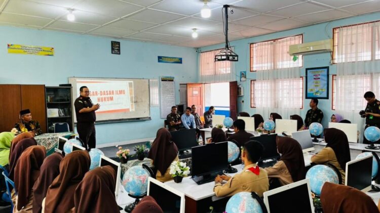 Kajari Ajak Siswa SMKN 1 Paham Hukum dan Jauhi Perilaku Menyimpang 1 JAKSA MENGAJAR — Kepala Kejaksaan Negeri (Kajari) Padang Panjang, Adhi Setyo Prabowo memberikan materi serta motivasi kepada para siswa SMKN 1 Padangpanjang terkait pentingnya memahami hukum dan menjauhi perilaku menyimpang, Kamis (31/7).