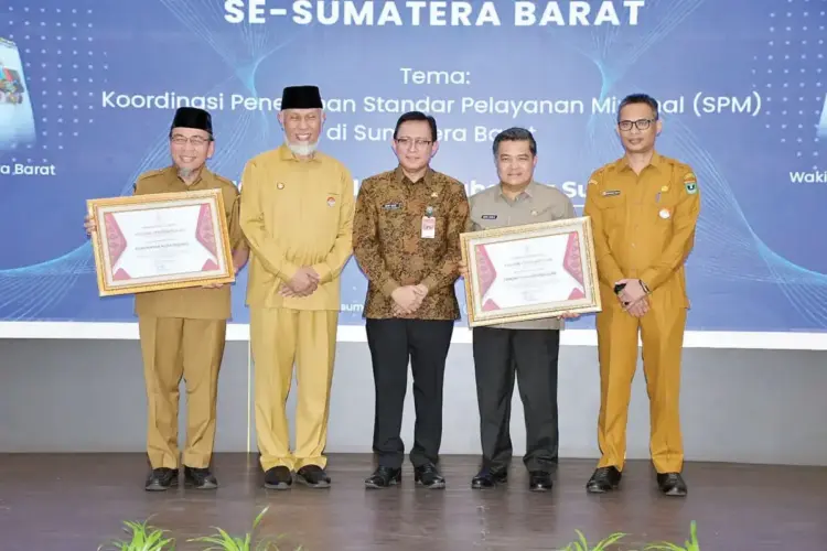 Penerapan SPM 2024, Skor Tertinggi, Agam Raih Penghargaan Kabupaten Berkinerja Terbaik 1 PENGHARGAAN— Bupati Agam Benni Warlis, menerima penghargaan sebagai Pemerintah Kabupaten Berkinerja Terbaik dalam Penerapan Standar Pelayanan Minimal (SPM) Tahun Anggaran 2024, yang diserahkan saat Rakor Pemprov Sumbar dengan kabupaten/kota se- Sumatera Barat, di Auditorium Istana Gubernur Sumbar, Selasa (5/8).