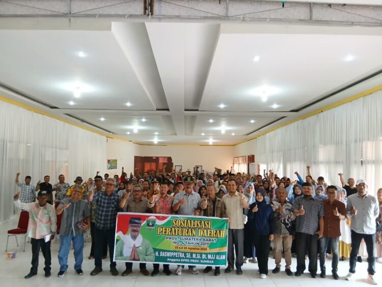 Dihadiri Ratusan Warga Kota Solok, Anggota DPRD Sumbar Daswipetra Sosialisasikan Perda Pengusahaan Air Tanah 1 SOSIALISASI—Anggota DPRD Sumbar, Daswippetra Datuak Manjinjiang Alam bersama ratusan masyarakat Kota Solok dalam kegiatan sosialisasi Perda Nomor 4 Tahun 2017 tentang Pengusahaan Air Tanah.