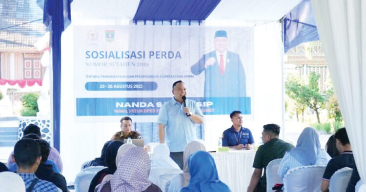 PAPARKAN—Wakil Ketua DPRD Sumbar Nanda Satria saat memberikan pemaparan terkait Perda Nomor 16 Tahun 2019 tentang Pemberdayaan dan Perlindungan Koperasi dan Usaha Mikro, Kecil, dan Menengah (UMKM) di Kota Padang.