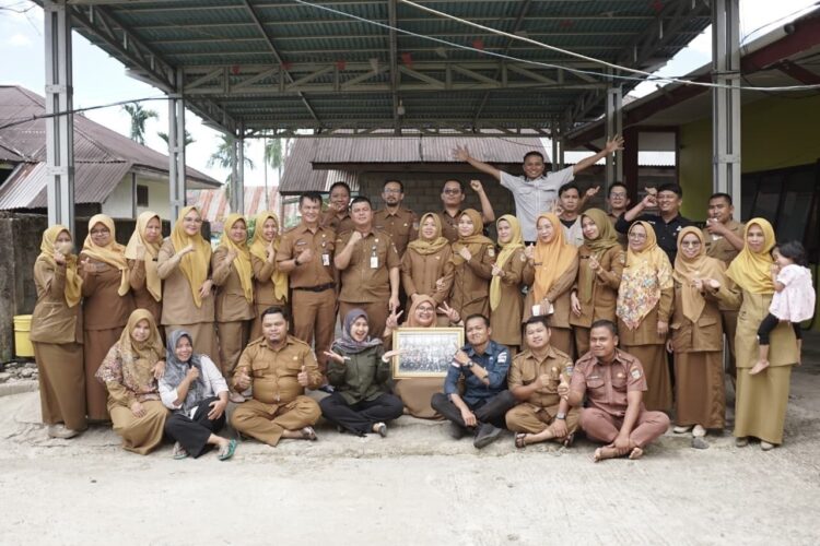 Kadis Firdaus Firman ke Tempat yang Baru, Seluruh Staf Lepas dengan Isak Tangis 1 FOTO BERSAMA—Firdaus Firman, yang resmi berpindah tugas menjadi Kepala Dinas Tenaga Kerja dan Transmigrasi (Nakertrans) Provinsi Sumatera Barat foto bersama dengan seluruh ASN.