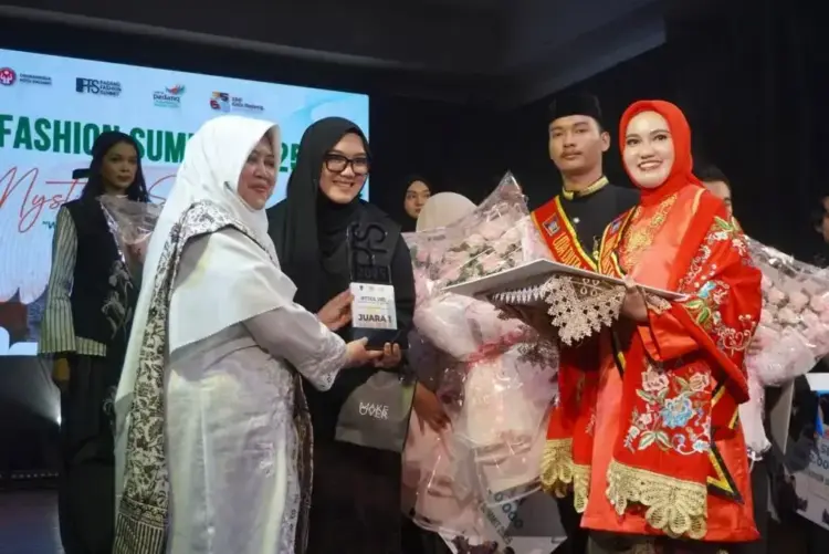 Desainer Muda Tasya Zita Raih Juara I Padang Fashion Summit 2025, Sukses Padukan Unsur Budaya Lokal dan Gaya Modern 1 JUARA I— Tasya Zita, menerima hadiah usai diumumkan meraih Juara I dalam ajang Padang Fashion Summit 2025 yang digelar di Bagindo Aziz Chan Youth Center, Minggu (3/8).
