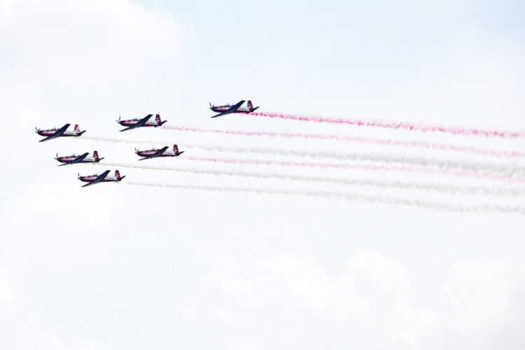 Meriahkan HUT ke-80 Republik Indonesia, TNI Kerahkan 52 Pesawat dan Helikopter untuk Demonstrasi Udara 1 LATIHAN—Pesawat Jupiter Aerobatic Team membentuk formasi dalam latihan demo udara untuk memperingati HUT ke-80 Republik Indonesia di Jakarta.