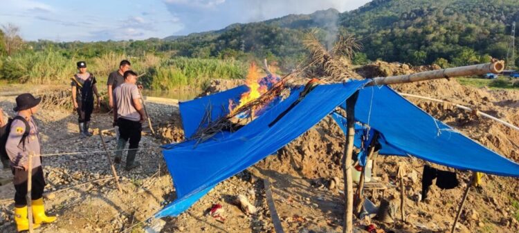 Tim Gabungan Polda Sumbar “Sikat” Tambang Ilegal, Peralatan yang Tertinggal Dibakar 1 DIBAKAR— Tim gabungan Polda Sumbar bersama jajaran Polres membakar peralatan maupun fasilitas
yang ada di areal tambang ilegal.