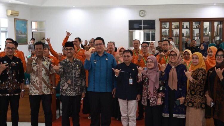 VISITASI VKN— Wakil Bupati Tanah Datar Ahmad Fadly saat menyambut tamunya pada acara  Visitasi VKN PKN Tingkat II Angkatan XX  di Aula Kantor Bupati, Kamis (28/8).