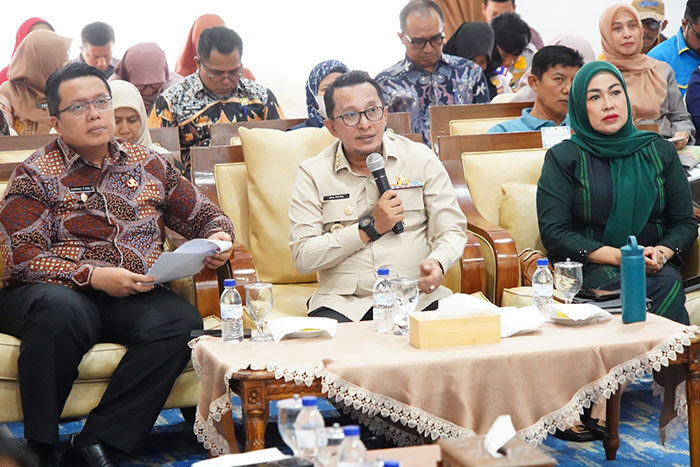Verifikasi Lanjutan Kabupaten/Kota Sehat Tingkat Nasional Tahun 2025, Tanah Datar Telah Mempersiapkan Diri Sejak Tahun 2021 1 VERIFIKASI LANJUTAN— Ditjen Penangulanggan Penyakit (P2) Kementerian Kesehatan RI melakukan verifikasi lanjutan KKS tingkat nasional 2025, sebagai evaluasi keberlanjutan program Kabupaten Sehat di Tanah Datar. Kegiatan itu dihadiri Bupati Eka Putra dan Wakil Bupati Tanah Datar Ahmad Fadly secara daring di Gedung Indo Jolito, Kamis (14/8).