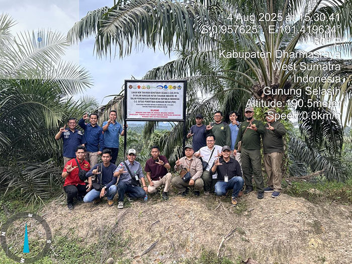 Ditanami Sawit Industri, Satgas PKH Tertibkan 3.540 Hektare Lahan Hutan di PT BRM 1 PENERTIBAN—Satgas PKH memasang palang pemberitahuan jika 3.540 Hektare lahan yang ditanami sawit oleh PT Bukit Raya Medusa (BRM) yang tidak sesuai dengan ijin.