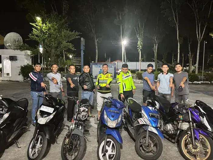 Satlantas Polres Agam Gencar Tertibkan Knalpot Brong 1 MOTOR KNALPOT BRONG— Sebanyak 20 unit sepeda motor berknalpot brong diamankan Satlantas Polres Agam. Penertiban dilakukn di wilayah Kota Lubuk Basung, setelah banyak laporan masyarakat yang terganggu dengan keberadaan kendaraan berknalpot brong di jalanan.