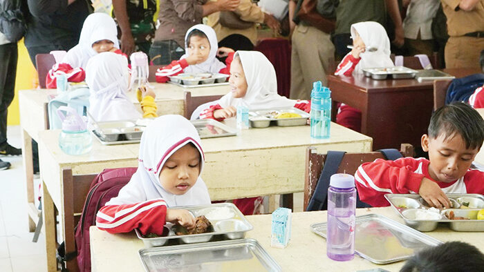 Sasar 280 Ribu Penerima, Pemko Targetkan 17 Dapur MBG Aktif di 11 Kecamatan 1 NIKMATI MENU MBG— Pelajar SDN 24 Ujunggurung, menikmati menu Program MBG dari pemerintah pusat saat peninjauan yang dilakukan Wakil Ketua Komisi VI DPR-RI Andre Rosiade dan Wawako Padang Maigus Nasir, Selasa (12/8).