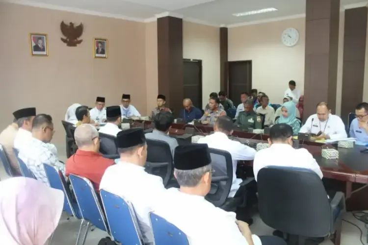 Bupati Pasaman Buka Rakor Percepatan Pelaksanaan Program MBG, Tegaskan Pentingnya Kolaborasi Lintas Sektor 1 RAKOR PERCEPATAN MBG— Bupati Pasaman Welly Suhery membuka Rapat Koordinasi (Rakor) Percepatan Pelaksanaan Program Makan Bergizi Gratis (MBG) didampingi Wakil Bupati Pasaman Parulian di Ruang Rapat Bupati Pasaman.