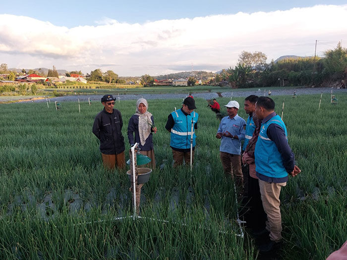 PLN UID Sumbar Dukung Program Swasembada Pangan, Terapkan Electrifying Agriculture pada Sejumlah Komoditi Pertanian 1 PENERAPAN LIGHT TRAP—General Manager PT PLN UID Sumbar, Ajrun Karim meninjau penerapan light trap program teknologi electrifying agriculture pada komoditi bawang di Alahan Panjang, Kabupaten Solok.