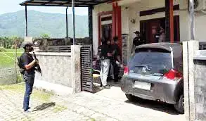 ASN Kemenag Ditangkap Densus 88 Antiteror Polri, Diduga Terlibat Gerakan Terorisme 1 PENGELEDAHAN—Tim Densu 88 Antiteror Polri melakukan penggeledahan di rumah milik ASN Kemenag di Aceh.