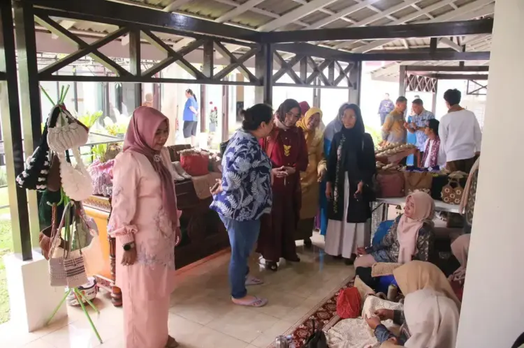 Jajaki Kerjasama, The Sak Bali Tinjau Produk Unggulan UMKM Payakumbuh 1 LIHAT PRODUK—Rombongan The Sak Bali saat melihat produk UMKM Kota Payakumbuh.