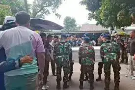 Tragedi Pesawat TNI AU, Marsma Fajar Adrianto Meninggal Dunia, Duka Mendalam bagi TNI 1 RUMAH DUKA— Jenazah Marsma TNI Fajar Adrianto akhirnya tiba di rumah duka di Kompleks TNI AU, Pancoran, Jakarta Selatan, Minggu (3/8).