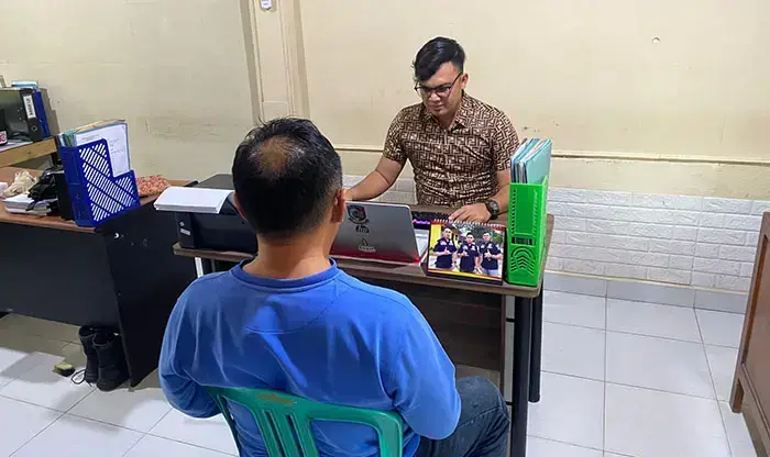 PENGANIAYAAN— Pelaku JS menjalani pemeriksaan di Polsek Guguak atas kasus penganiayaan terhadap adik dan iparnya.