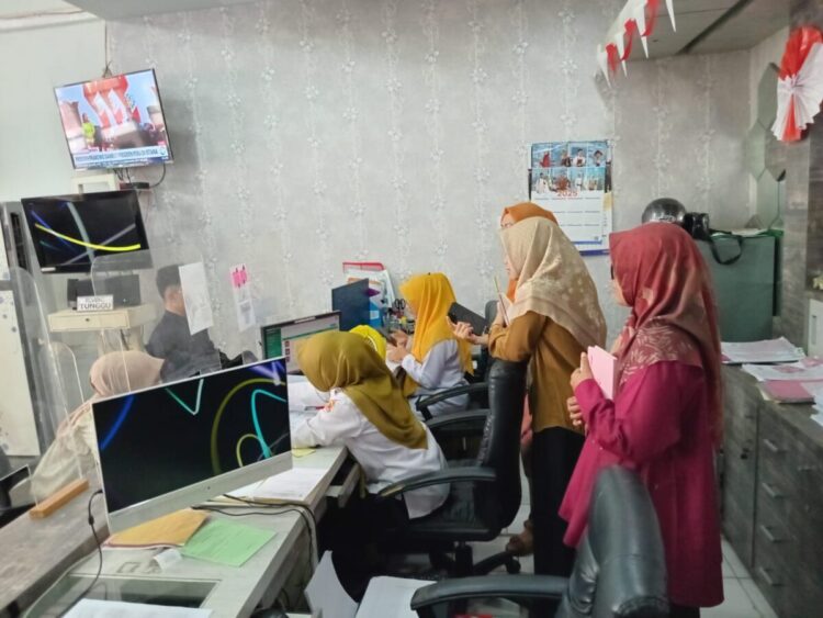 BPK Perwakilan Sumbar Periksa Kinerja Disdukcapil 1 Tim BPK perwakilan Sumbar melakukan pemeriksaan di Disdukcapil Kota Solok