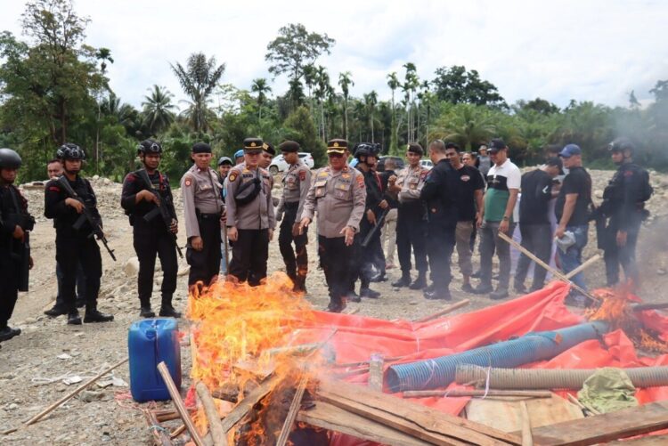 Polda Sumbar dan Polres Pasbar Tertibkan Aktivitas PETI 1 BAKAR BB—Tim Gabungan Polda Sumbar dan Polres Pasaman Barat saat melakukan pembakaran barang bukti (BB) berupa pondok plastik di sekitar tambang yang ditinggal pemilik.