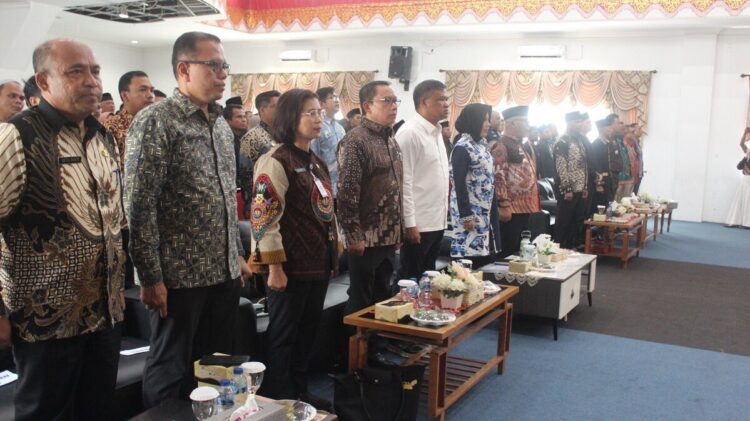 SOSIALISASI TANAH ULAYAT— Para tokoh adat dan masyarakat Kabupaten Pasaman Barat mengikuti kegiatan sosialisasi pengadministrasian dan pendaftaran tanah ulayat yang digelar di Aula Kantor Bupati Pasaman Barat, Kamis (7/8).