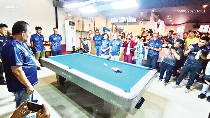 Turnamen 128 Pool Wali Kota Cup 2025 Digelar, Meriahkan HJK Padang dan HUT RI, Total Hadiah Rp59,6 Juta 1 PEMBUKAAN TURNAMEN— Wali Kota Padang Fadly Amran saat membuka membuka Turnamen 128 Pool Piala Bergilir Walikota Cup 2025, Sabtu (16/8) di Oriental Billiard, Jalan Klenteng, Kecamatan Padang Selatan.