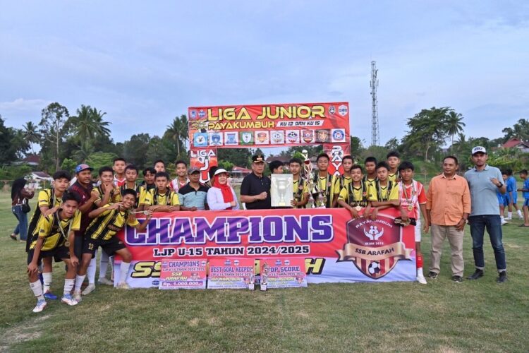 Tutup Liga Junior Payakumbuh, KU-13 dan KU-15Wawako: Jaga Integritas Diri, Jaga Mental, Tingkatkan Kemampuan 1 PENUTUPAN—Wakil Wali Kota Payakumbuh, Elzadaswarman, usai menutup ajang Liga Junior Payakumbuh KU-13 dan KU-15 di Lapangan Kapten Tantawi, Tanjung Pauh, foto ebrsama, Minggu (24/8).
