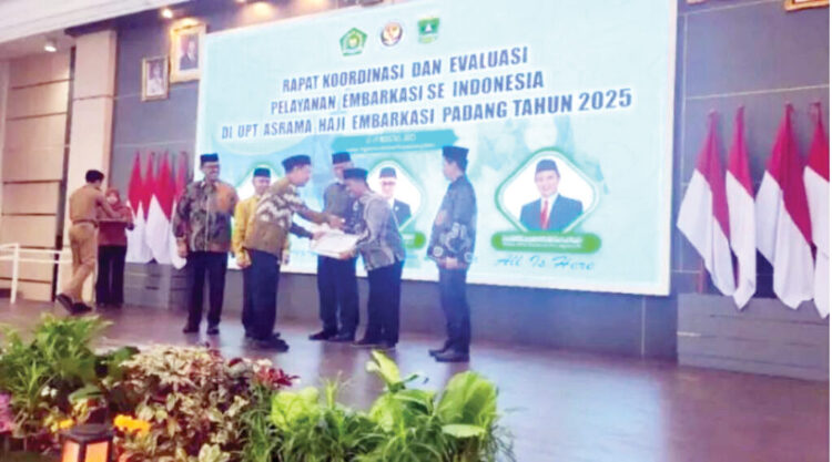 UIN Imam Bonjol Padang Terima Penghargaan dari UPT Asrama Haji 1 UIN IB terima penghargaan dari UT Asrama Haji