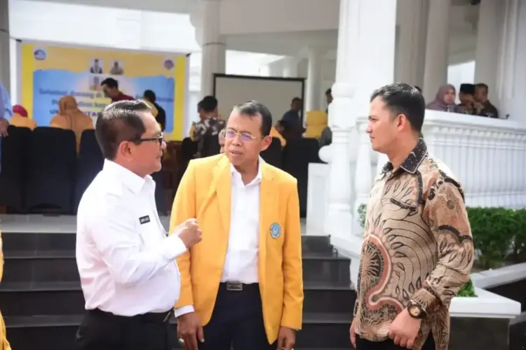 63 Kegiatan PKM UNP 2025 Dipusatkan di Padangpariaman 1 PROGRAM PKM UNP 2025— Bupati Padangpariaman Jon Kenedy Azis saat membuka PKM Universitas Negeri Padangpariaman 2025. Tahun ini, nilai total kegiatan pengabdian yang digulirkan ke daerah ini mencapai Rp1,3 miliar.