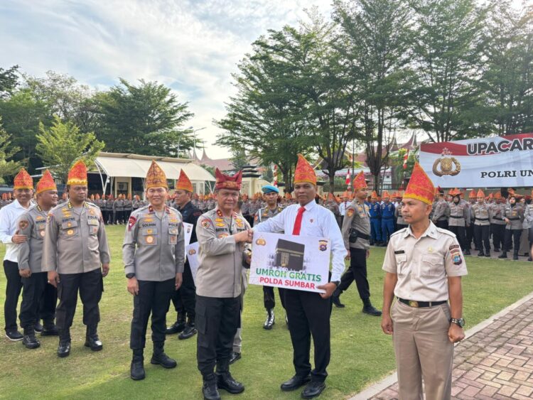 HADIAH UMRAH— Kapolda Sumbar Irjen Pol Gatot Tri Suryanta menyerahkan hadiah 
umrah gratis kepada personel yang beruntung.