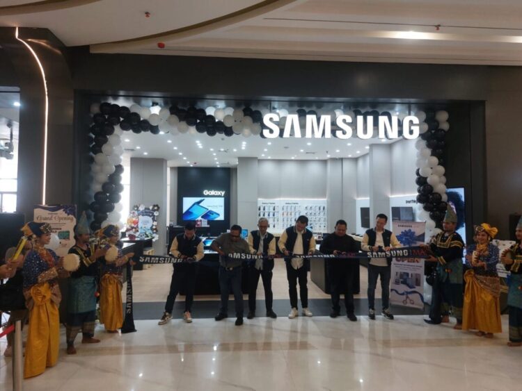 Hadirkan Promo Besar-besaran, Samsung Experience Store Hadir di Basko City Mall Padang 1 Pengguntingan pita menandai Grand Opening Samsung Experience Store di lantai I Basko City Mall Padang, Jumat (29/8).