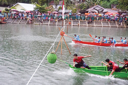 Kemeriahan Final Selaju Sampan Piala Wali Kota di HJK Padang ke-356, Hujan Deras Tak Menyurutkan Semangat Ribuan Warga untuk Menonton Tim Redist Merah Raih Juara 1 1 PEREBUTKAN JUARA— Peserta lomba selaju sampan adu cepat untuk memperbutkan juara.
