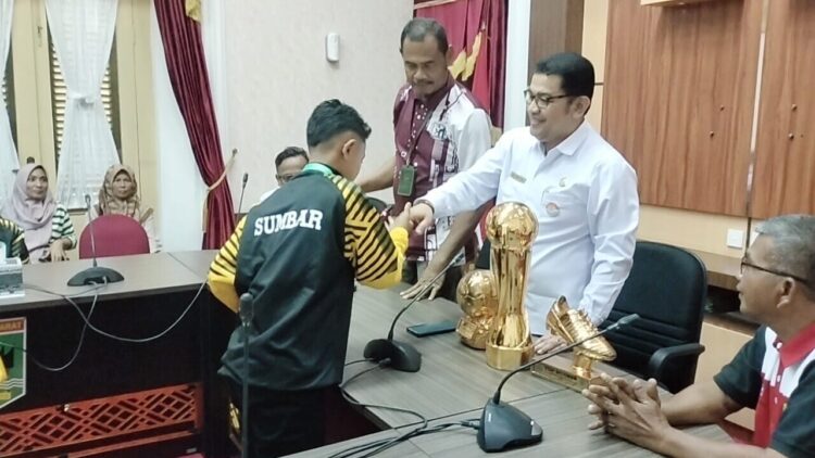 Wakili Sumbar, SSB Imam Bonjol Padang Siap Berlaga di Piala Soeratin U-13 Nasional 1 Plt Kepala Dispora Sumbar, Dedi Diantolani melepas keberangkatan SSB Imam Bonjol Padang yang akan tampil pada Piala Soeratin U-13 di Yogyakarta. Ajang ini akan berlangsung pada 1–17 September 2025 mendatang. Foto: Cendra
