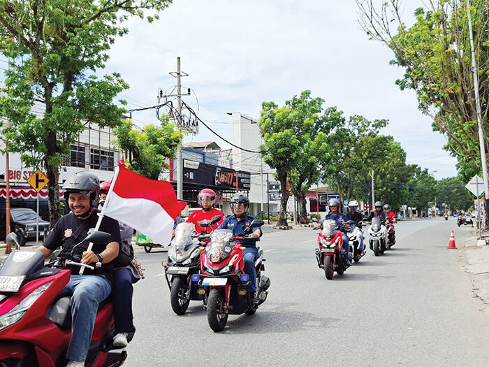 CONVOY MERDEKA— Kemeriahan HUT RI ke-80 turut dirayakan dengan cara unik oleh komunitas bikers Honda di Sumbar. PT Hayati Pratama Mandiri (HPM), selaku Main Dealer sepeda motor Honda di Sumbar, bersama puluhan pengguna Honda PCX dan Honda ADV menggelar Convoy Merdeka 2025 di Kota Padang.