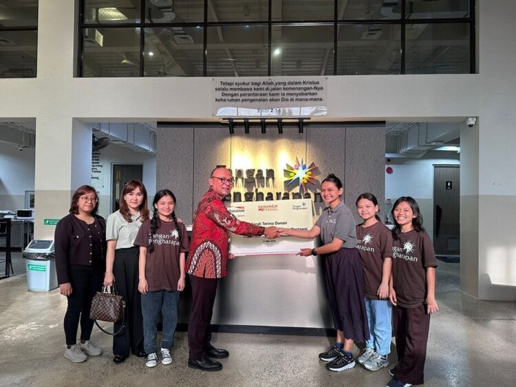 (Ki-Ka), Christa Stefanie (Head Partnership Yayasan Tangan Pengharapan), Fenny Suryana (Regional Consumer Head BN03 Danamon), Farid Munandar (Regional Corporate Officer Danamon wilayah Jabodetabek), Inayat Tanaem  (Teacher Yayasan Tangan Pengharapan) saat kegiatan pembangunan Pojok Baca di 13 lokasi yang belum memiliki akses listrik dan sinyal di Kepulauan Mentawai.