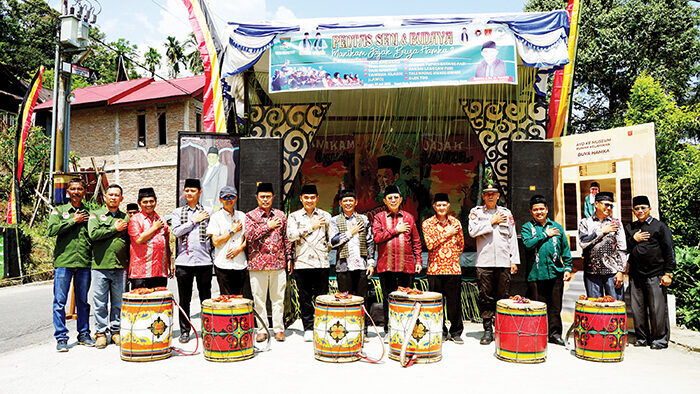 Manikam Jajak Buya Hamka 2, Ulama Nan Cinta Sejarah, Nilai Budaya dan Seni 1 TABUH GENDANG— Pembukaan pentas seni dan budaya dalam rangka acara Manikam Jajak Buya Hamka 2.
