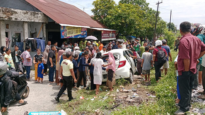 Kecelakaan Maut Mobil Brio Tertabrak Kereta Api, 2 Siswi SMAN 10 Padang Tewas, 5 Orang Luka-luka, Salah Satunya Putri Kapolres Solok Kota 1 KECELAKAAN MAUT— Kondisi mobil Honda Brio yang berisi 7 siswi SMAN 10 Padang usai ditabrak KA Minangkabau Ekspres di di kawasan Jalan Jati Adabiah, Kelurahan Jati, Kecamatan Padang Timur.