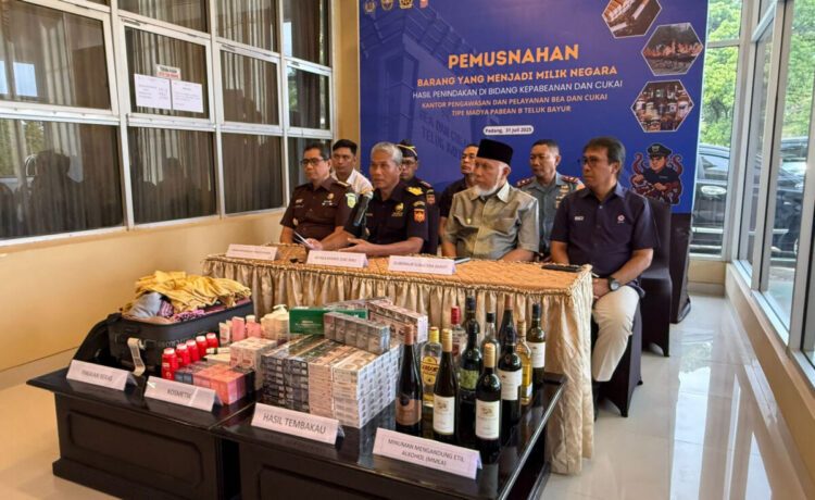 Bea Cukai Teluk Bayur Musnahkan 15 Juta Batang Rokok Ilegal, Sumbar jadi Sasaran Peredaran 1 MUSNAHKAN— Kepala Kanwil Direktorat Jenderal
Bea dan Cukai Riau, Parjiya bersama Gubernur Sumbar, Mahyeldi saat pemusnahan 15 juta batang rokok
ilegal di PT Semen Padang.