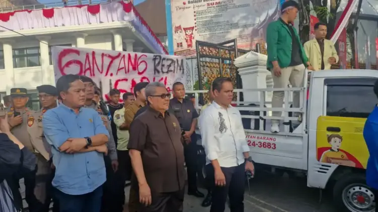 Demo di DPRD Sumbar, BEM SB Sampaikan 12 Tuntutan, Muhidi: Jangan Pernah Lelah Mengkritik untuk Kesejahteraan Masyarakat 1 UNJUK RASA— Massa BEM SB melakukan aksi unju rasa di Kantor DPRD Sumba dan diterima oleh Ketua DPRD Sumbar, Muhidi.
