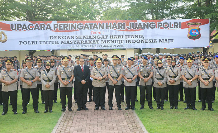 Momentum Peringatan Hari Juang Polri, Polda Sumbar Teguhkan Komitmen selalu Hadir untuk Masyarakat 1 UPACARA— Karo Ops Polda Sumbar, Kombes Pol M Erwin memimpin upacara peringatan Hari Juang Polri di lapangan Mapolda Sumbar, Kamis (21/8).