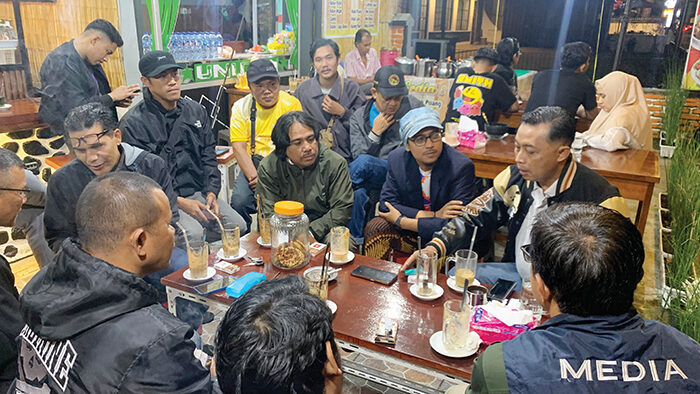 PERMINTAAN MAAF—  Perwakilan EO Police Women Run (PWR), Beyond Run menyampaikan permintaan maaf secara resmi kepada wartawan Kota Bukittinggi terkait insiden diusirnya dua orang jurnalis saat peliputan, Jumat (15/8).