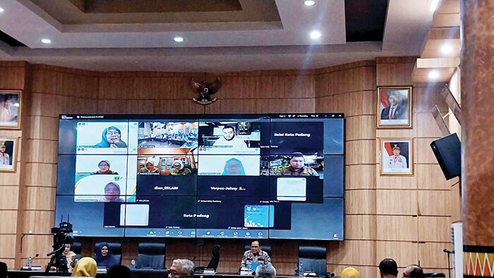 Tim Pusat Lakukan Verifikasi KKS 2025, Pemko Perkuat Komitmen Wujudkan Kota Sehat, Kota Pintar 1 VERIFIKASI LANJUTAN KKS— Wali Kota Padang Fadly Amran, memaparkan sejumlah sektor pelayanan, saat Tim Penilai Pusat melakukan verifikasi lanjutan Kabupaten/Kota Sehat (KKS) tahun 2025, secara hybrid melalui zoom meeting dan tatap muka langsung di ruangan Abu Bakar Jaar, Balai Kota Padang, Selasa (26/8).