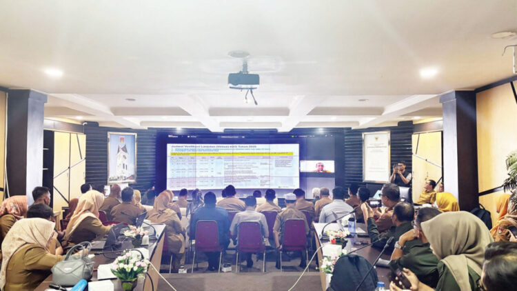 Bukittinggi Targetkan Swasti Saba Wistara, Wako Ramlan Tegaskan Komitmen Kota Sehat 1 VERIFIKASI LANJUTAN— Wali Kota Bukittinggi, Ramlan Nurmatias paparkan kondisi Kota Bukittinggi dalam Verifikasi Lajutan Kabupaten/Kota Sehat (KKS) Tahun 2025, di Bukittinggi Command Center (BCC) Balaikota Bukittinggi, Selasa (19/8)