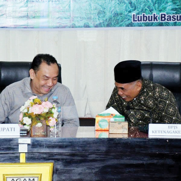 Wabup Buka Rakor Perlindungan Sosial Pekerja Sawit Melalui DBH Sawit 1 RAPAT KOORDINASI— Wakil Bupati Agam Muhammad Iqbal, secara resmi membuka Rapat Koordinasi (Rakor) Pelaksanaan Perlindungan Sosial Ketenagakerjaan bagi Pekerja Perkebunan Sawit melalui alokasi Dana Bagi Hasil (DBH).