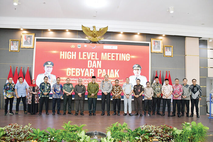 HIGH LEVEL MEETING—  Wakil Bupati Agam Muhammad Iqbal mengikuti High Level Meeting dan Gebyar Pajak, di Auditorium Gubernuran, Kamis (14/8).