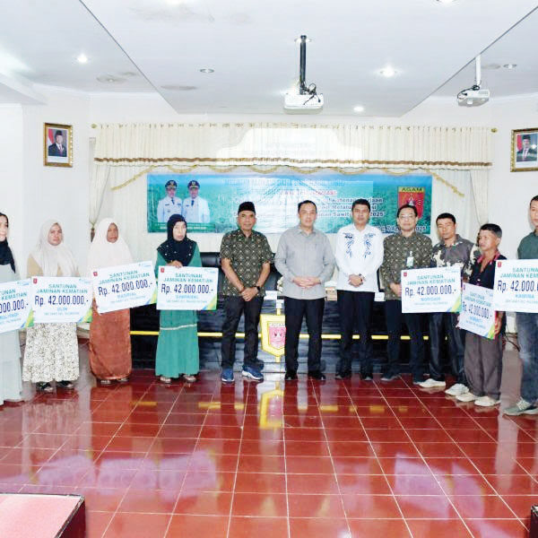 9 Ahli Waris Peserta BPJS Ketenagakerjaan Terima Santunan Kematian 1 SANTUNAN KEMATIAN— Wakil Bupati Agam, Muhammad Iqbal menyerahkan santunan
kematian kepada sembilan ahli waris peserta BPJS Ketenagakerjaan, di Aula
Kantor Bupati Agam, Kamis (7/8).