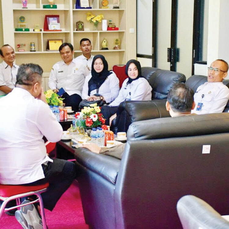 Imigrasi Sumbar Siapkan UKK di Agam, Wabup: Masyarakat akan Lebih Mudah Terlayani 1 SILATURAHMI— Wabup Agam, Muhammad Iqbal, menerima kunjungan silaturahmi Kakanwil Dirjen Imigrasi Sumbar, Nurudin, bersama Kakanim Kelas I Non TPI Agam, Budiman Hadiwaseto di ruang kerja Wakil Bupati Agam, Rabu (27/8).