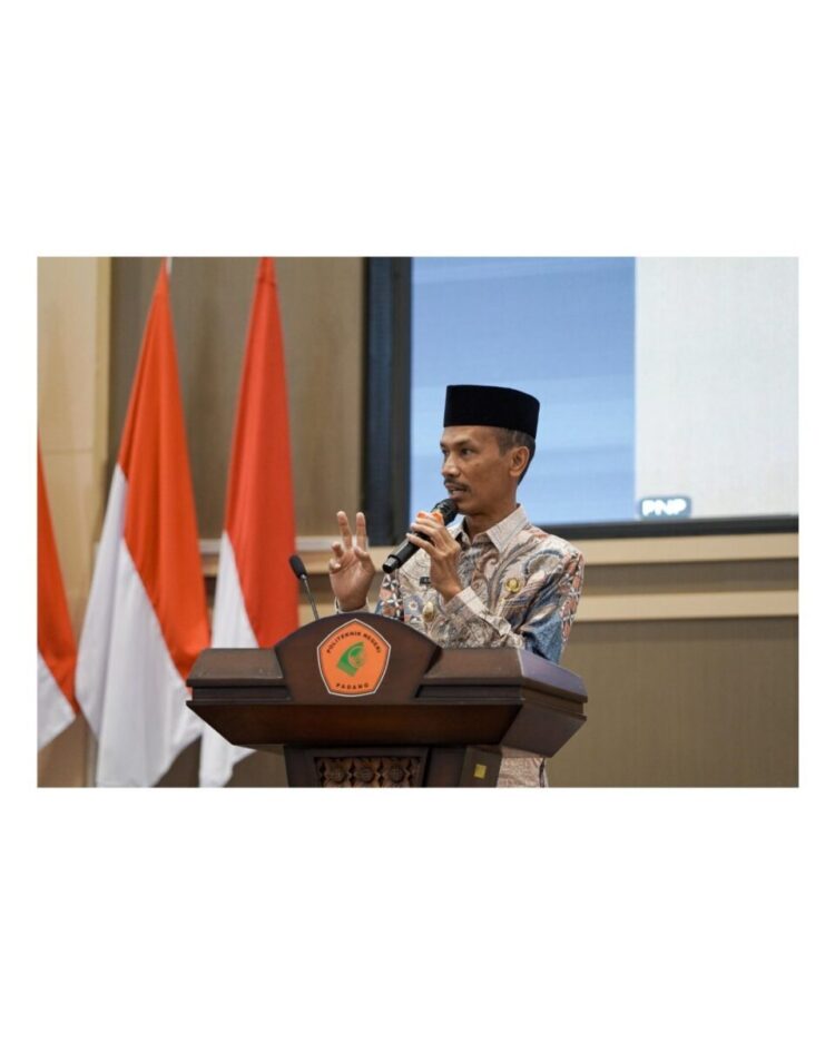 Mengajar di PNP, Wabup Yulian Efi Sampaikan Tantangan Pembangunan Daerah 1 SAMBUTAN— Wakil Bupati Solok Selatan Yulian Efi memberikan sambutan saat Mengajar di PNP.