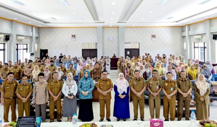 FOTO BERSAMA—Wakil Bupati Pasaman Parulian Dalimunthe foto bersama usai memimpin rapat koordinasi Tim Percepatan Penurunan Stunting (TPPS).